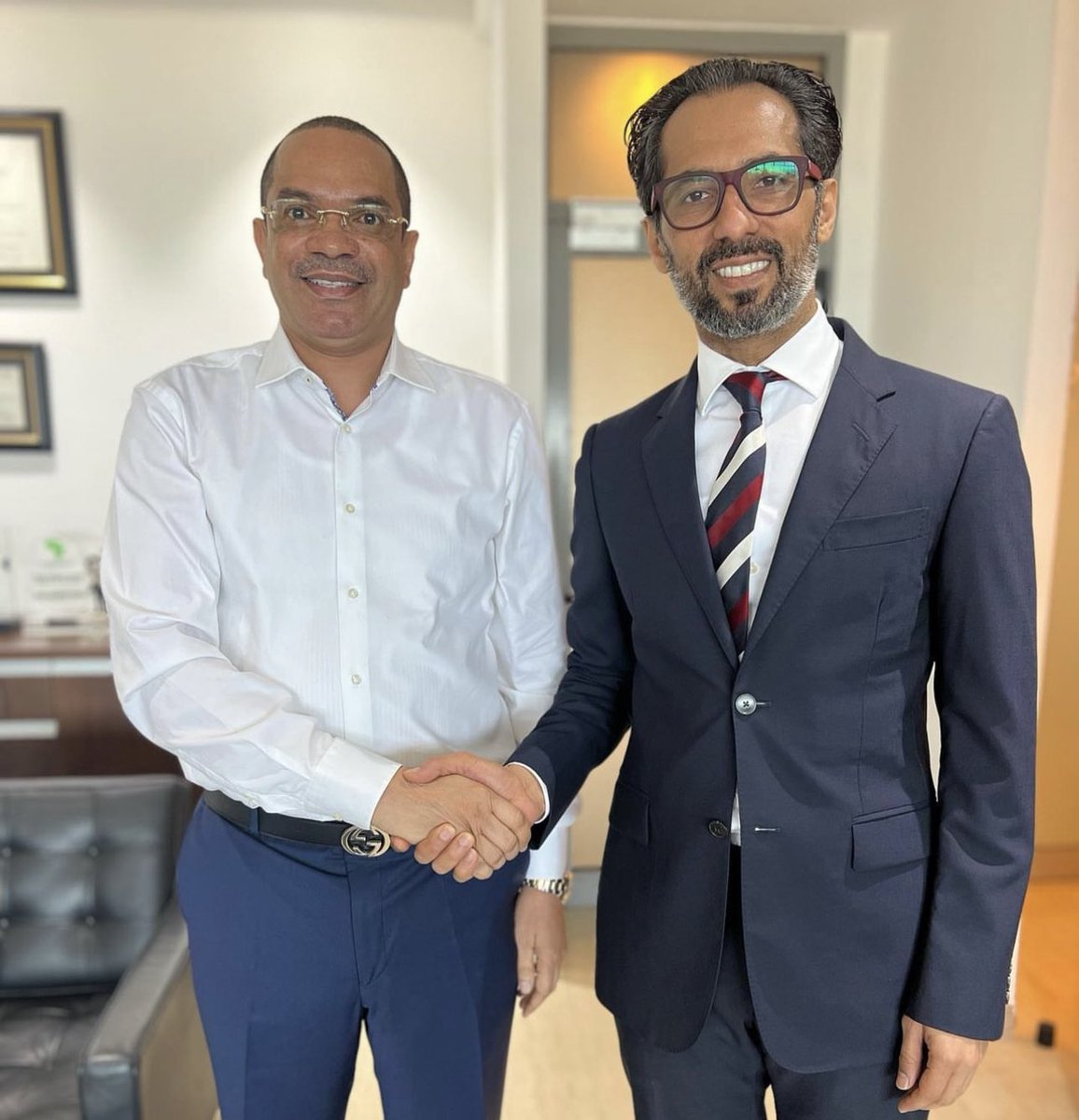 salim_tryagain's tweet photo. Asante sana ndugu yangu @moodewji kwa imani yako juu yangu. Nakuahidi utendaji bora kwenye nafasi hii ili kwa pamoja tuweze kuifikisha @simbasctanzania kwenye mafanikio makubwa ambayo inastahili. https://t.co/Wx82NeZ9Ln