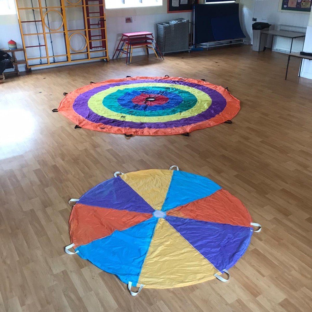 MNRCoaching's tweet photo. Today at #Englefield Primary School, Mr Deacon and Mr Chard worked with the children on object control and manipulation of space. A focus of the session was to keep various objects in the air by using #parachutes.

#WestBerkshire #PrimarySports #SchoolSports https://t.co/oE9rZqNd8M