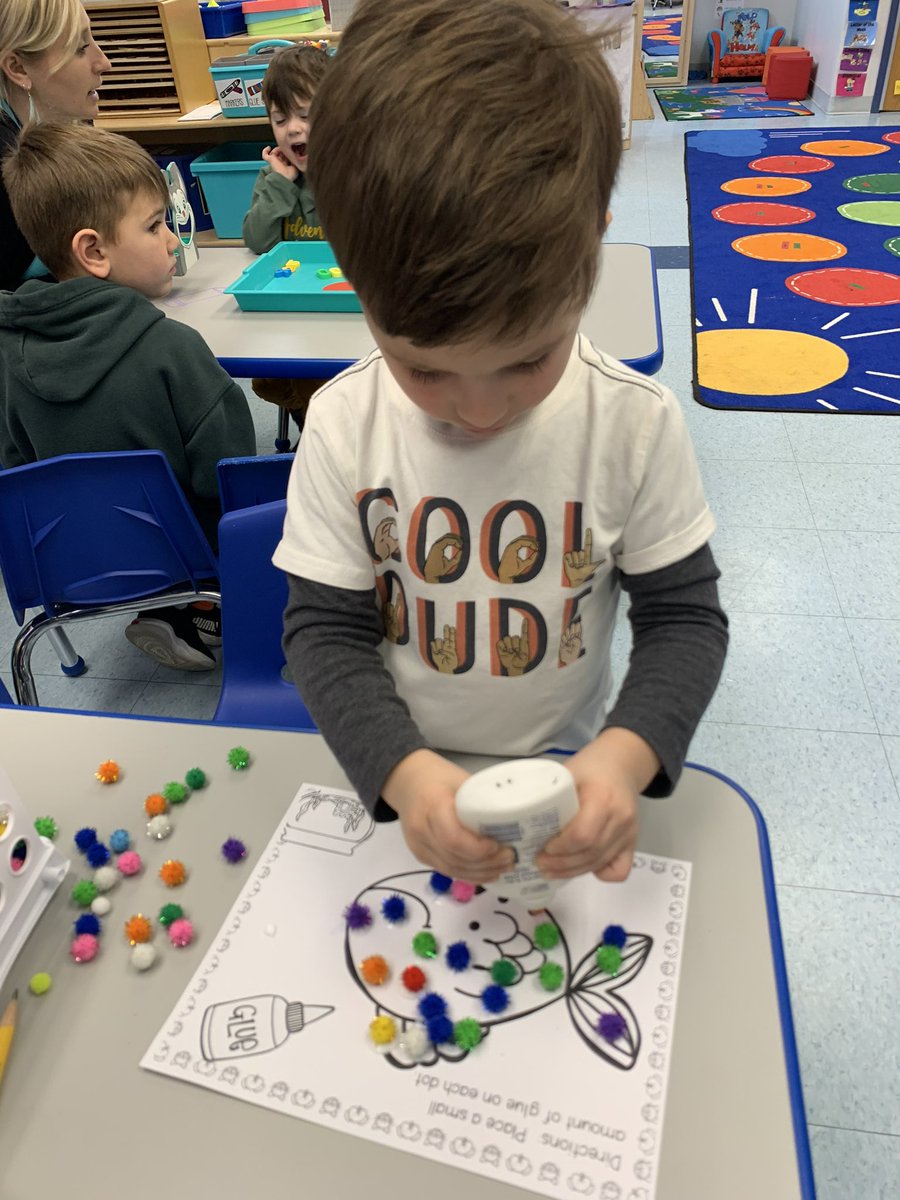 slevin_prek's tweet photo. We used squeeze glue today! We are so strong! #fhleads #petstudy https://t.co/sjfIPZknB1
