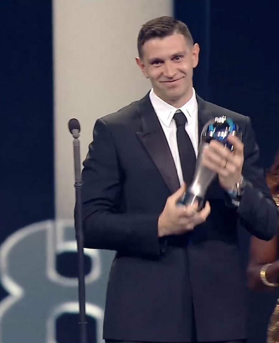 حارس استون فيلا مارتينيز مع جائزة افضل حارس في العالم 🇦🇷 

2022