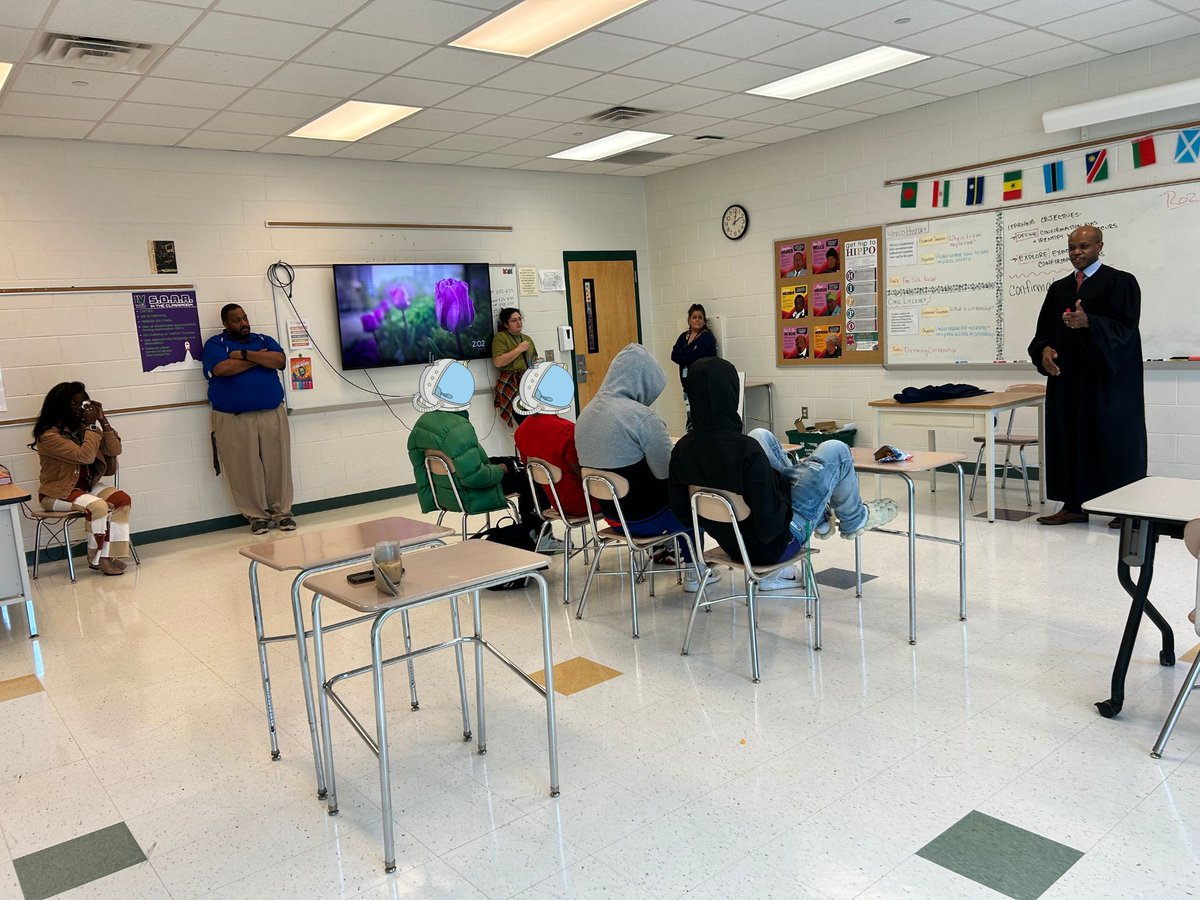 Our students had a great visit from Judge Vince Rozier on Friday, complete with a mock trial. Thank you for coming to Longview, Your Honor! 🚀