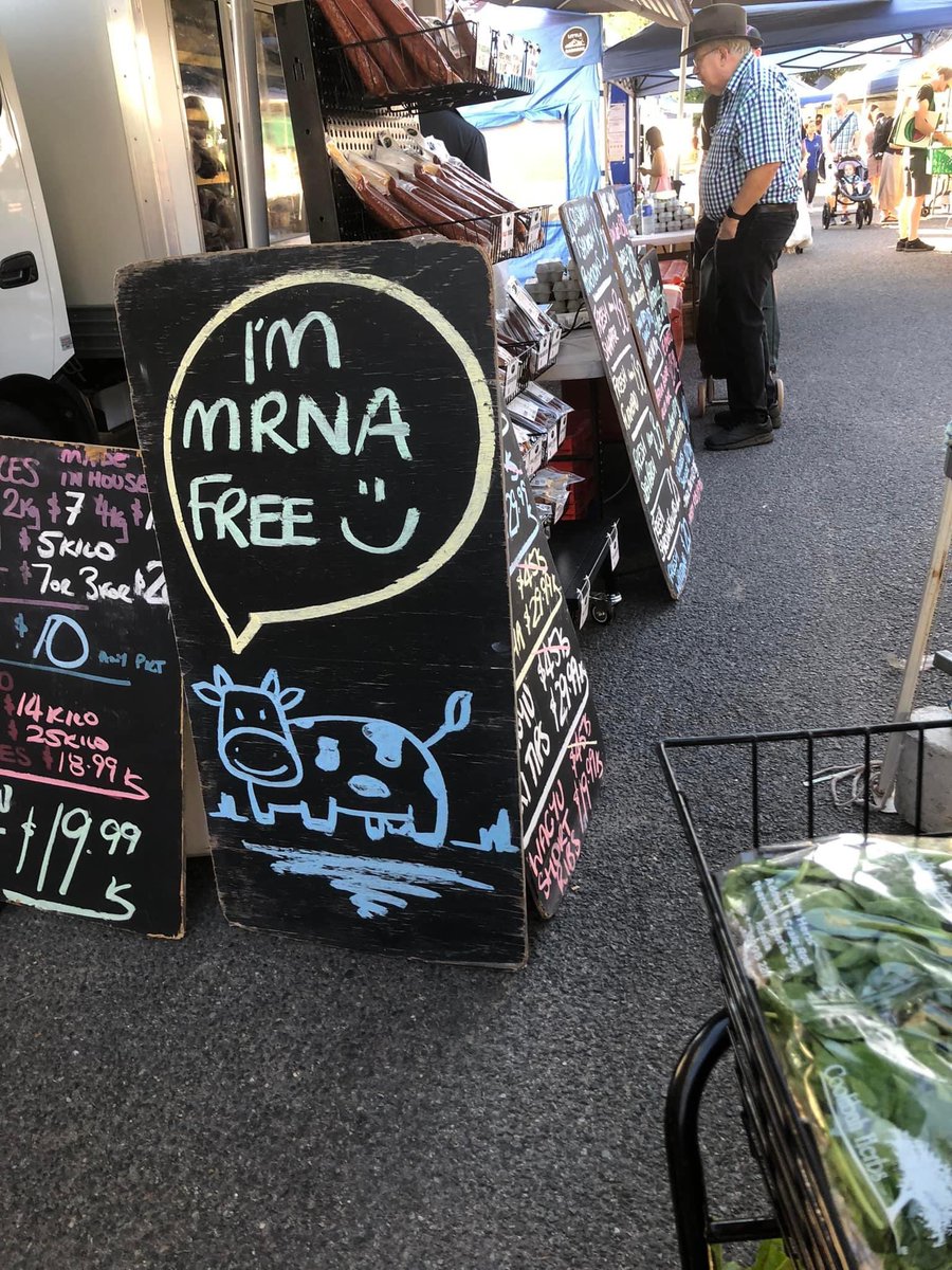 Edel_PLopez's tweet image. Found this on Facebook. Can anybody explain the biology of those cows? 🤣