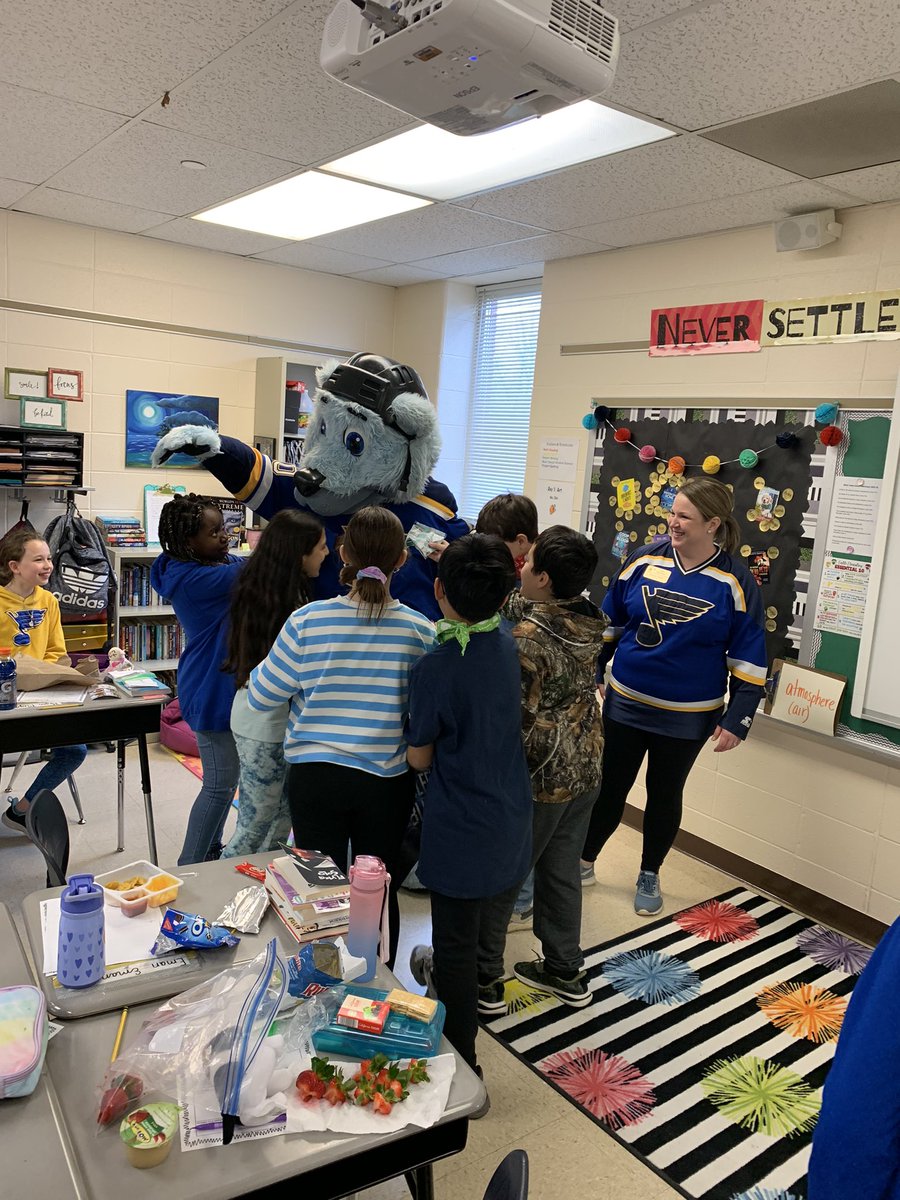 TimScholle83's tweet photo. Louie from the @StLouisBlues visited @CastlioElem to congratulate our 5th graders from Mrs. Tarka’s class for being amazing readers! Thank you Louie for celebrating with us! https://t.co/GXTz7pAWRX