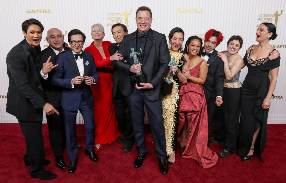 The 'Everything Everywhere All At Once' cast invited Brendan Fraser into their group photo at the SAG Awards. Apparently they saw Fraser standing nearby with his trophy looking overwhelmed, so they invited him to join in 🥹🥹🥹