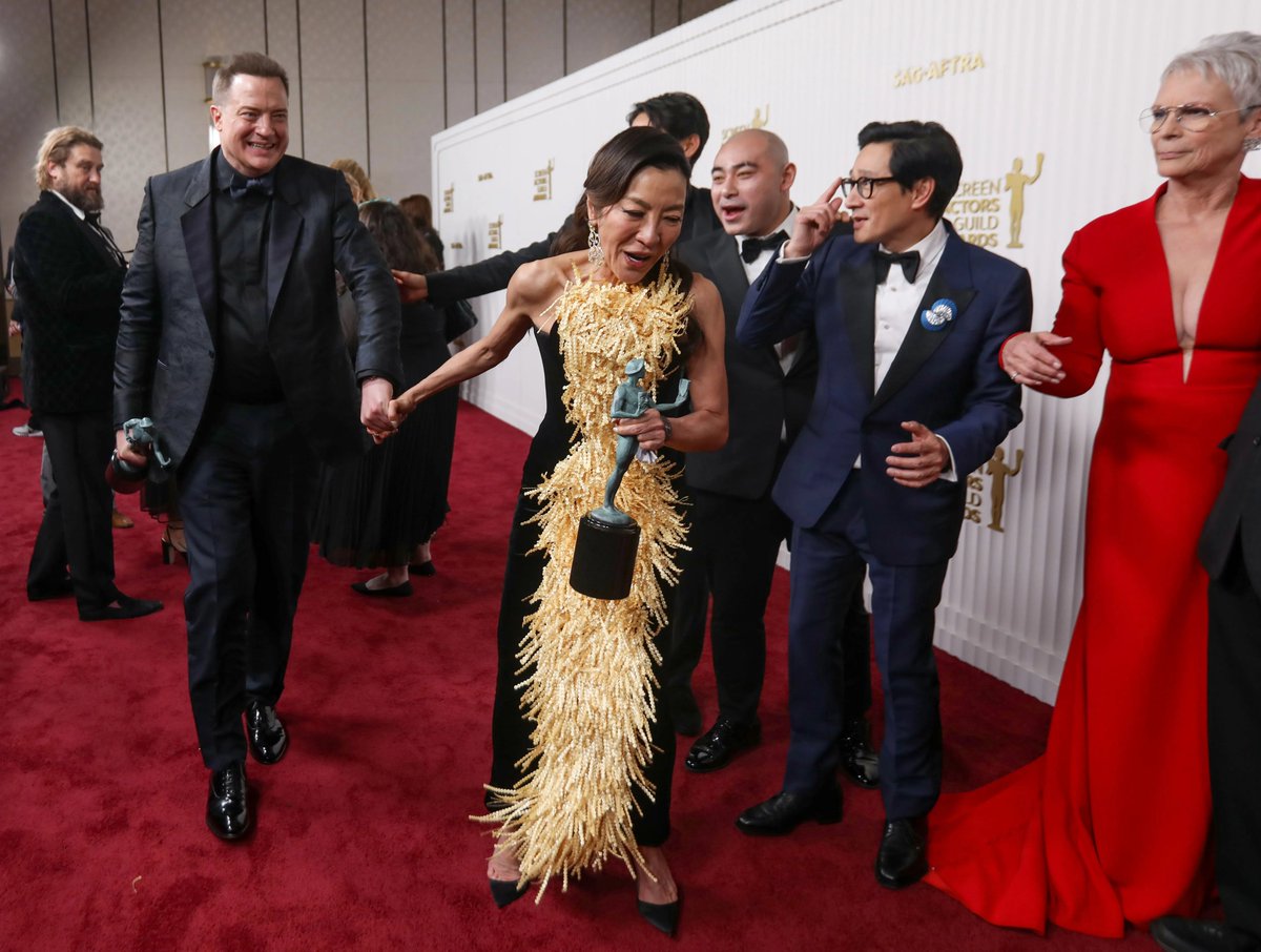 repasianproject's tweet photo. The 'Everything Everywhere All At Once' cast invited Brendan Fraser into their group photo at the SAG Awards. Apparently they saw Fraser standing nearby with his trophy looking overwhelmed, so they invited him to join in 🥹🥹🥹 https://t.co/KWyhFtp5lR