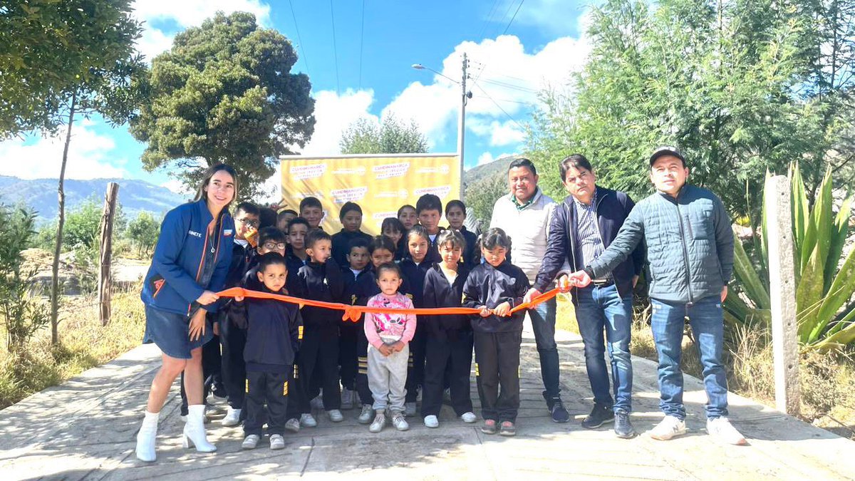 CundinamarcaGob's tweet photo. #EntregamosProgreso | Llegamos hasta Cucunubá a la vereda Chapala para inaugurar placa huella, la cual tuvo una inversión de $100 millones y que beneficiará a la comunidad de esta región del Departamento.🙌🏼 #RegiónQueProgresa https://t.co/GBJDwM7qxM