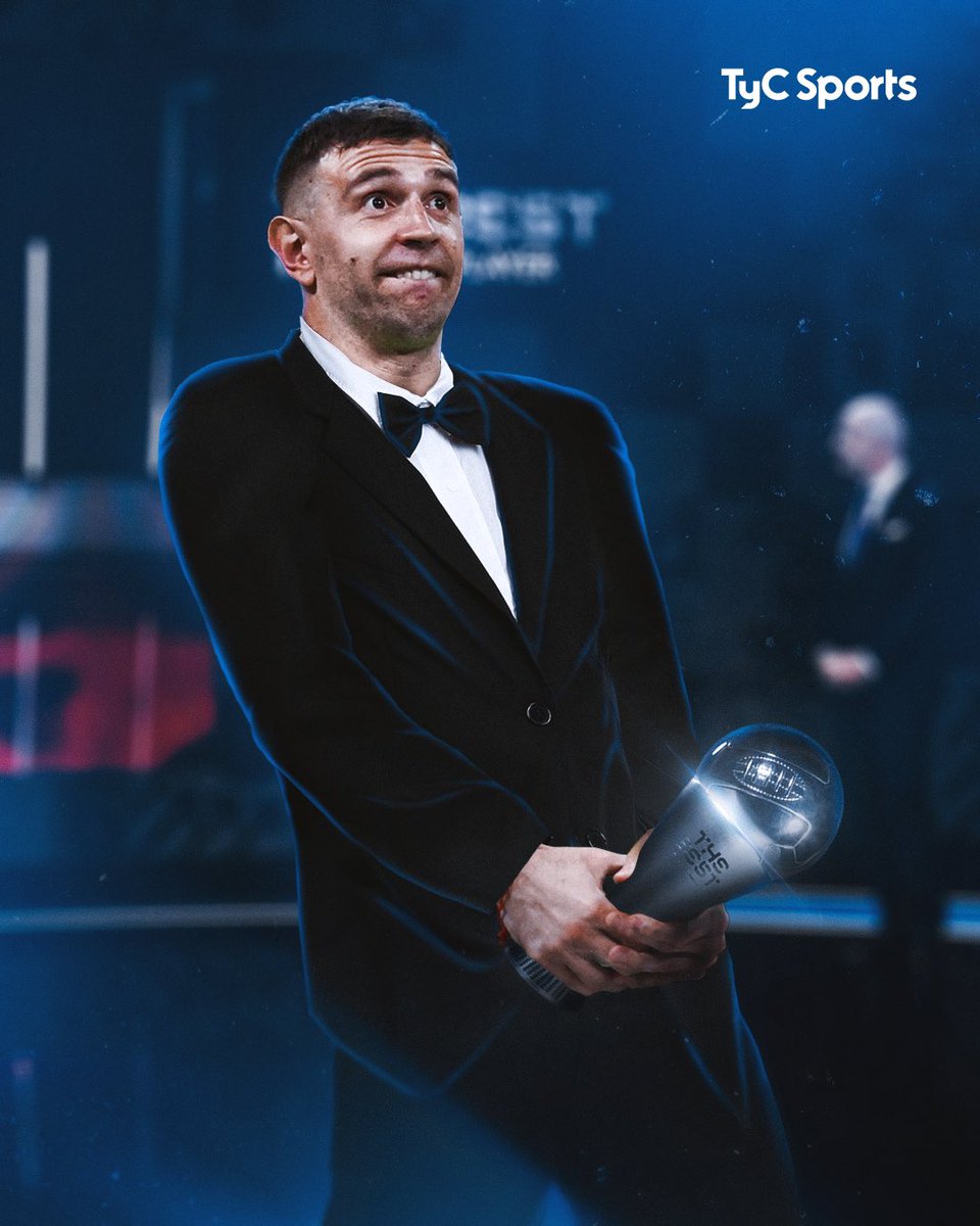 Quincoses_'s tweet photo. Había hecho varios kit-swaps. Pero es el primero de kit de fútbol a traje. Dibu Martínez es The Best. 💙🤍 https://t.co/Kj2niVhCc6