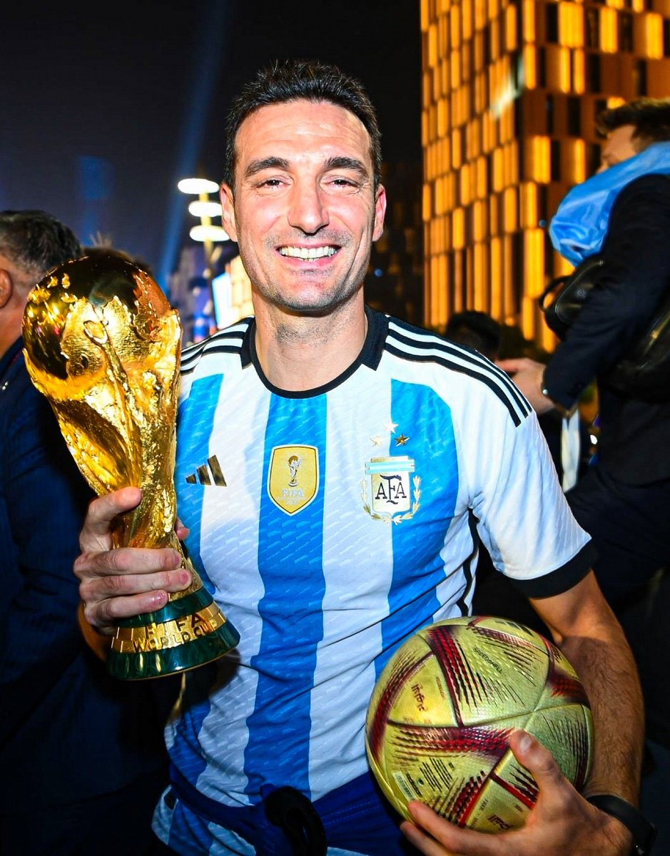 D3Linea_'s tweet image. 🙌!OTRO MAS PARA CASA!🙌

🇦🇷 Lionel Scaloni ganó el premio The Best como mejor entrenador de fútbol del Mundo.