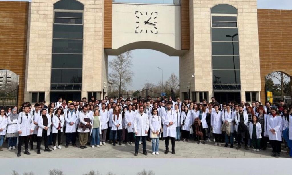 Veteriner hekimliğin yaşamın merkezin de taşıdığı yerin, ilk farkında olması gerekenler… Uygulamalı eğitimin önemini ilk bilmesi gerekenler… Öğrencilerimiz pandemi ile başlayıp devam eden son 4-5 yılın eksiğini nasıl telafi edecekler.? Hiç düşündünüz mü.?
#iucvetkapatiliyor