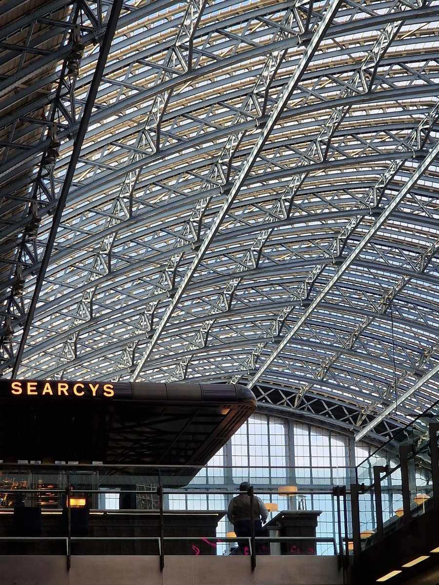 AlexMcRetail's tweet photo. Heading up to Leicester ahead of @RD_newsfeed @RevoLatest #retaildestinationlive tomorrow and thinking how no one does station retail better than @StPancrasInt - the right blend between cafes, gifting, supplies and treats- and a stunning space that makes the journey an event https://t.co/5ijzSFJ0nZ