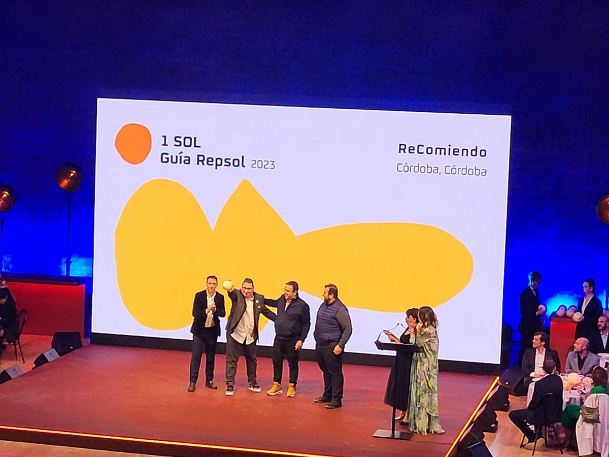 ¡Andalucía triunfa en la Gala Soles Repsol @GuiaRepsol! Segundo Sol 🌞🌞: @MantuaIR y @RestElLago 1er Sol 🌞: El Alférez @msaborandaluz @karanbistro, @ReComiendoPower Radis @Vandelvira_Rest @lamillamarbella @Docetapas @lalola_sevilla. Y 🌞 Sostenible, Finca Alfoliz