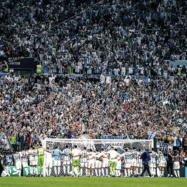 🏆🇦🇷 La hinchada argentina, elegida como LA MEJOR del año 2022, ganando el Premio The Best de la FIFA por el apoyo en Qatar y el recibimiento en nuestro país. Vamos, carajo!