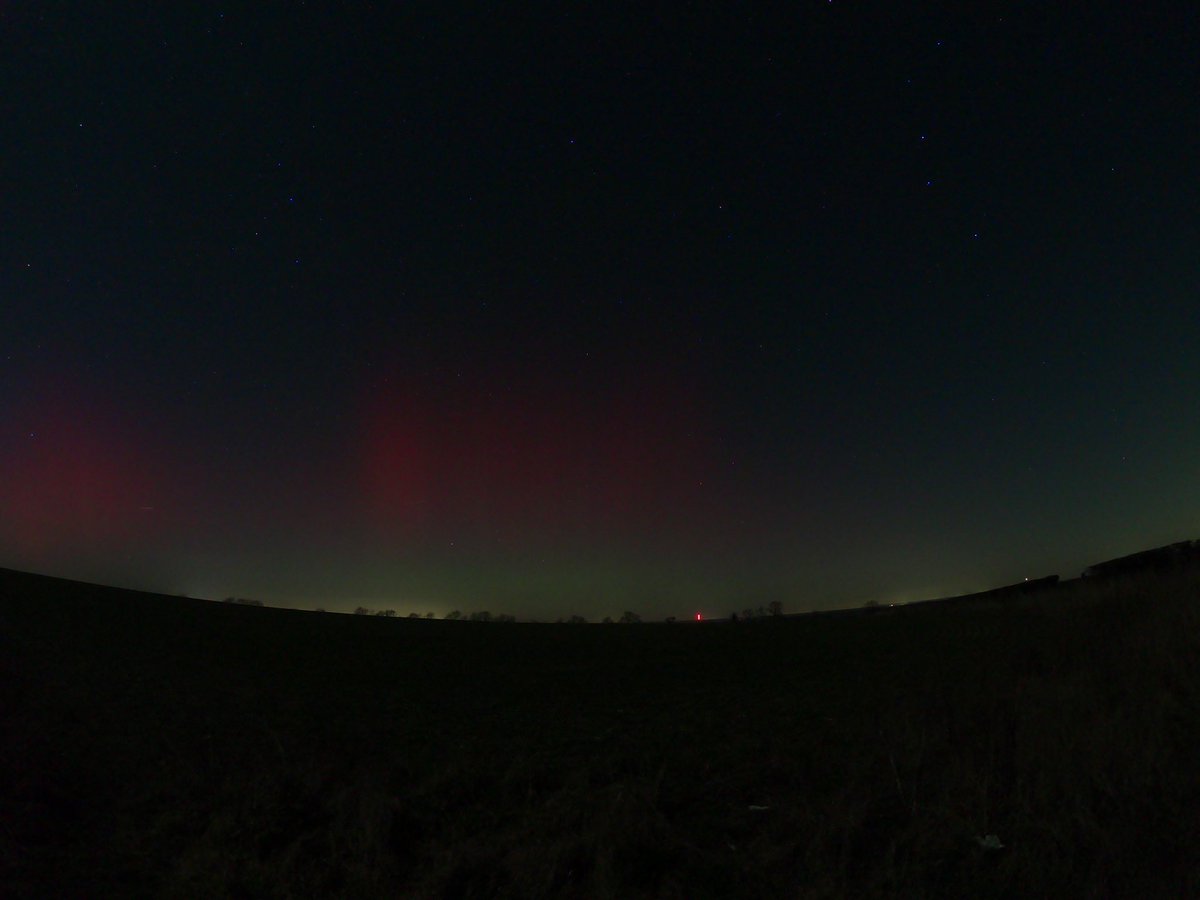 davidbutler_75's tweet photo. Aurora in Wiltshire now , @VirtualAstro , @DavidButler34 @Aurora_Alerts @aurorawatchuk https://t.co/eok37iWhmO