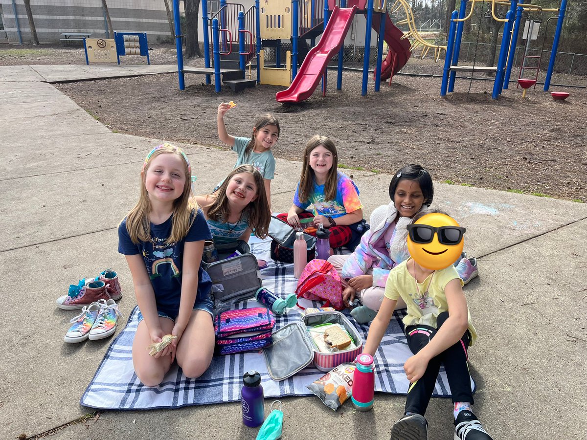 MrsBakerMES's tweet photo. A little late posting our apple chart reward: picnic day! https://t.co/GgcY9kp6rO