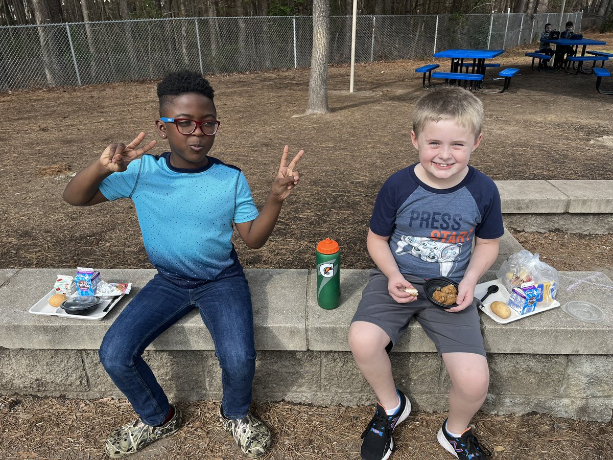 MrsBakerMES's tweet photo. A little late posting our apple chart reward: picnic day! https://t.co/GgcY9kp6rO