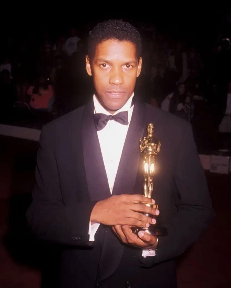 Denzel Washington with his Oscar for Best Supporting Actor in ’Glory.’ ❤️