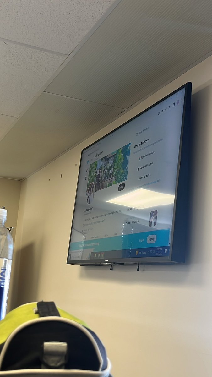 itskaliglen's tweet photo. promoting my twitter in my moms classroom so i can be more famous than her https://t.co/dMk3w1x7Qh