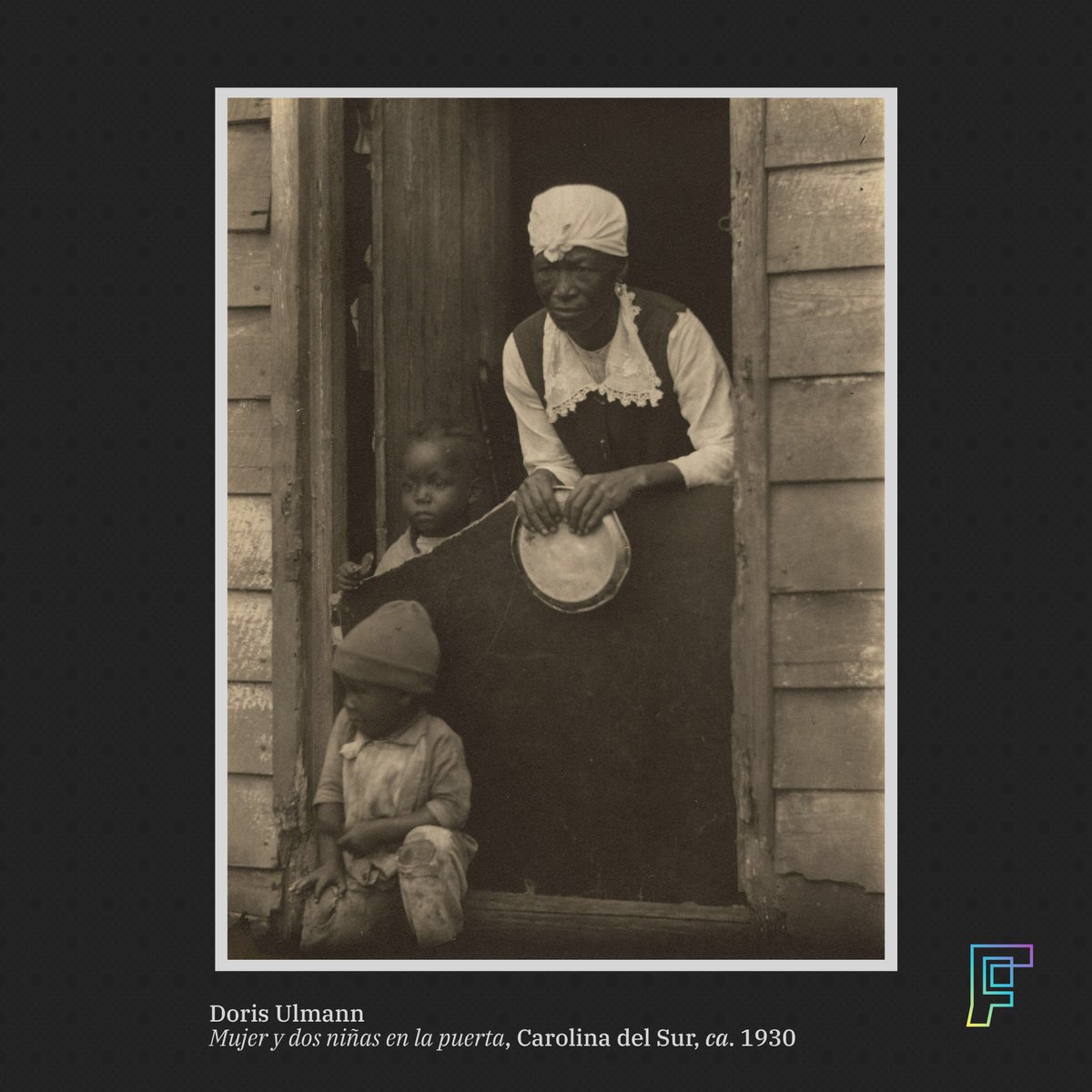 FotograficaMx's tweet photo. 📷 #DorisUlmann. “Mujer y dos niñas en la puerta”, Carolina del Sur, EUA, ca. 1930
#FotográficaMx https://t.co/N9rYi5xbiQ