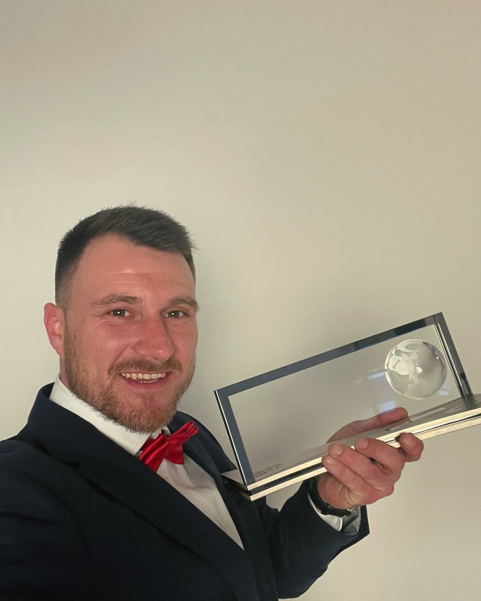 AmpFutbolPolska's tweet image. TAAAAAAAAK! ❤️🇵🇱🏆
MARCIN OLEKSY WYGRYWA FIFA PUSKAS AWARD 😍🇵🇱
NASZ CZŁOWIEK ODBIERA NAGRODĘ W PARYŻU NA OCZACH MESSIEGO I MBAPPE 🔝
OLO Z GOLEM ROKU NA ŚWIECIE 🔝