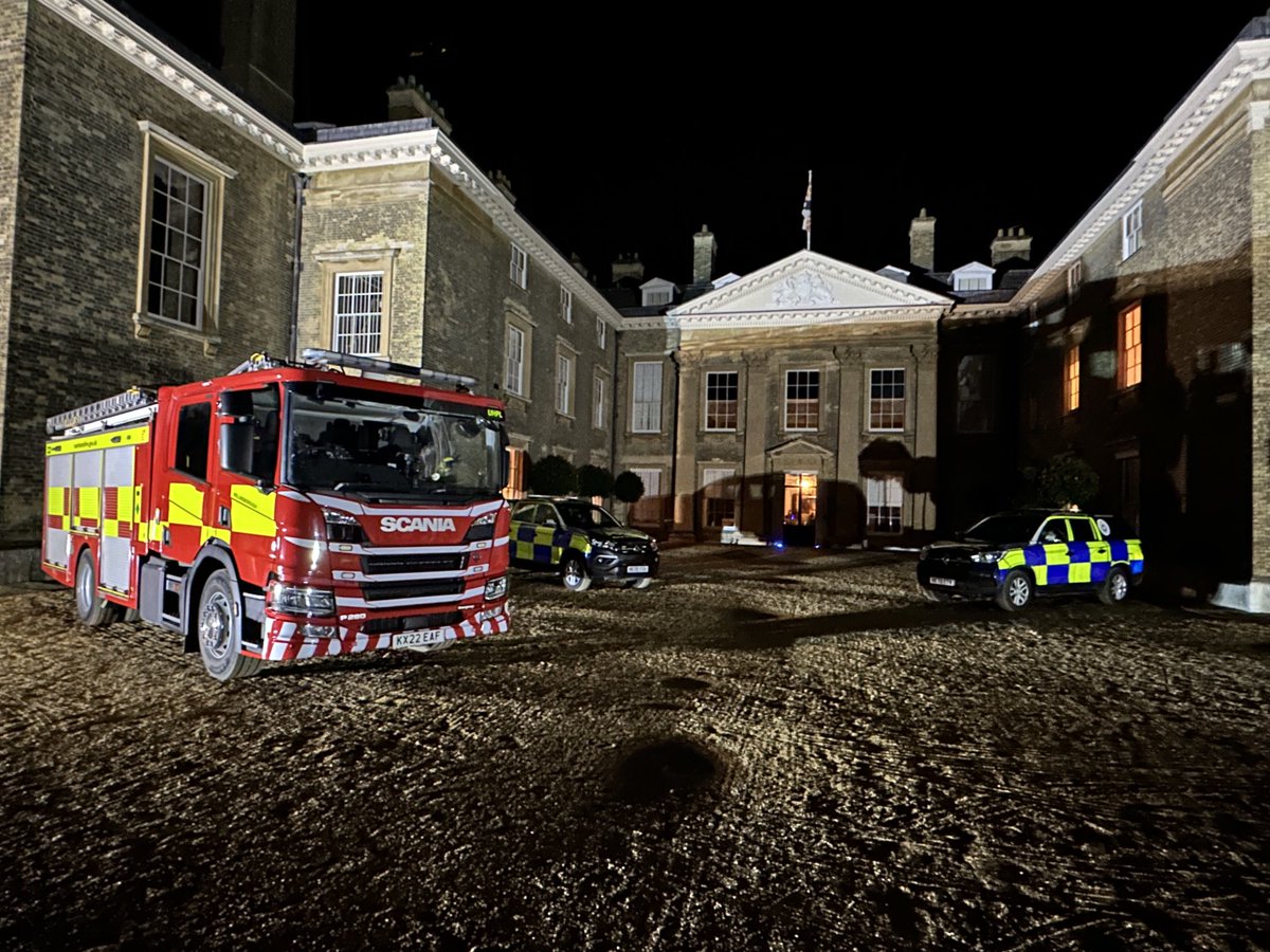 Delighted to have Northants Police at ⁦<a href="/AlthorpHouse/">Althorp</a>⁩ this evening - talking to 120 Northamptonshire farmers and other rural residents about rural crime - how to fight it, and all the different services the local constabulary offer; including firefighting.
