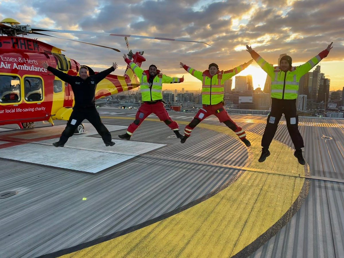 Soz ⁦@emccdoc⁩ forgot the picture. Still raise you and ⁦⁦@liamsagi1⁩ and ⁦@EastAngliAirAmb⁩ from the lunge to the star jump #hems #keepingfit