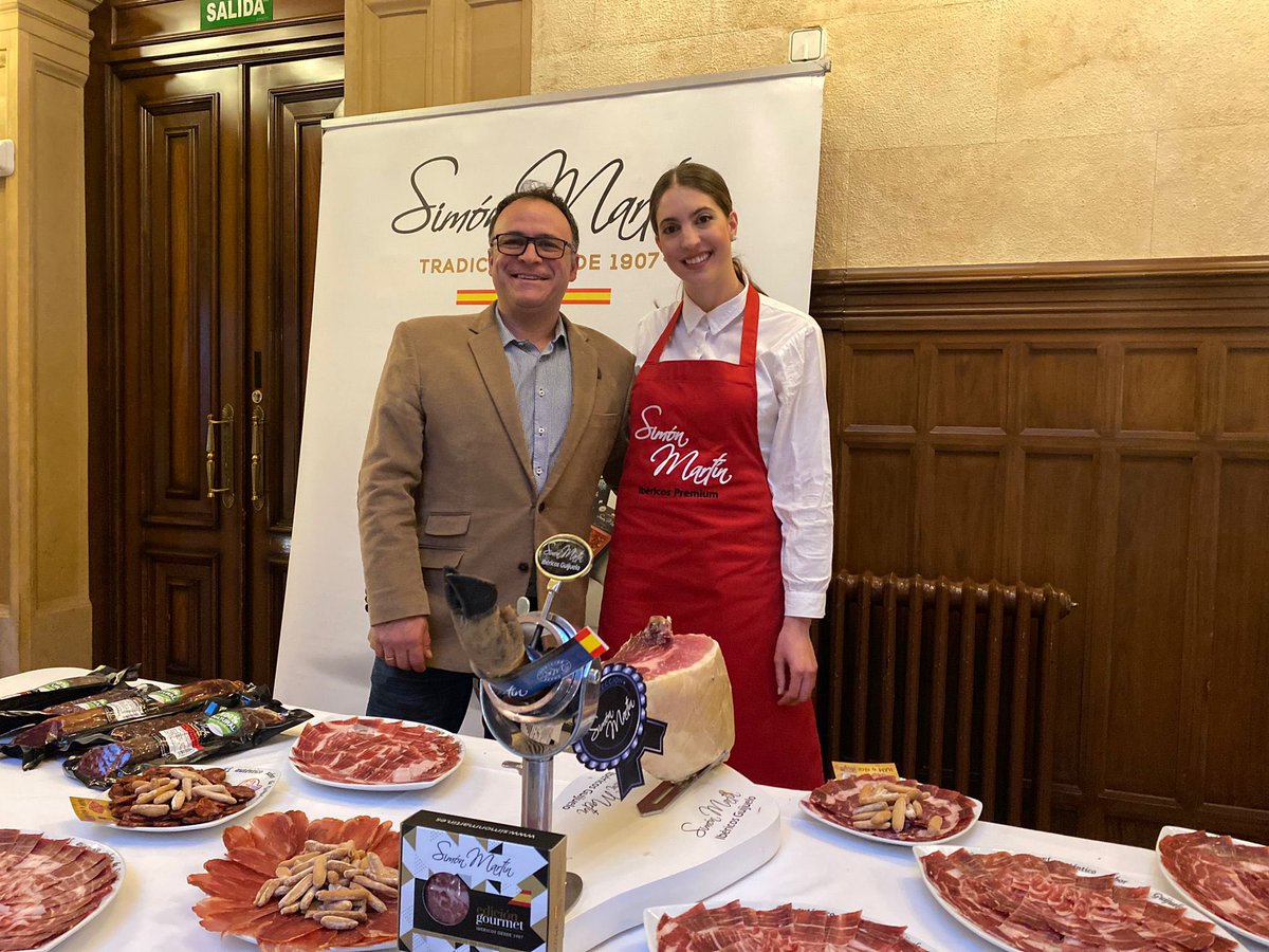 En la gala de los Premios de Gastronomía de Castilla y León de la Academia <a href="/GastronomiaCyL/">Academia Castellana y Leonesa de Gastronomía</a> ¡Felicidades a todos los premiados! Gracias por dejarnos participar en una gala estupenda en el marco incomparable del Palacio de Figueroa q alberga el Casino de Salamanca. <a href="/Salamancabande/">Salamancaenbandeja</a>