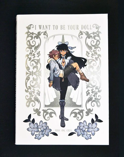 I WANT TO BE YOUR DOLL is available now- a touching ____-meets-boy love story about belonging nowhere, together.

280 pages of black-and-white comics in a gorgeous metallic cover ✨

Available in print on https://t.co/G4Pb4kvCdL 🎀🖤 