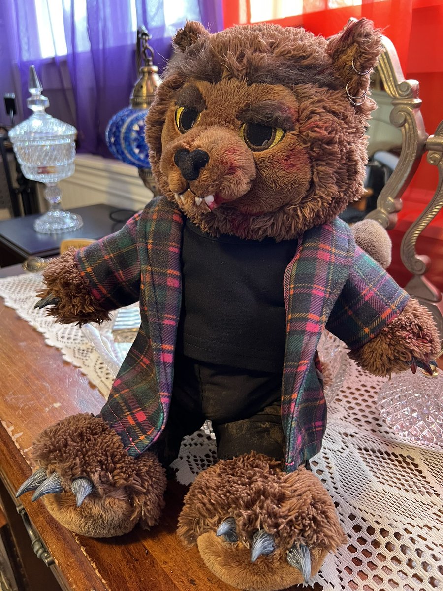 gbalbatross's tweet photo. I have an unimaginably skilled roomate (@tee__low) who turned this friendly nothing into this fab monster. https://t.co/AXnAQxzWmS