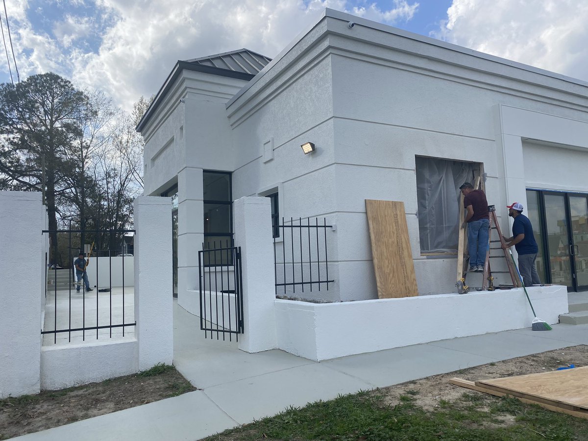 Surreal to see the Pink House in Jackson painted white. This clinic was at the heart of the Supreme Court case that overturned Roe v Wade. And now it’s being turned into a luxury consignment store in a highly gentrified neighborhood.