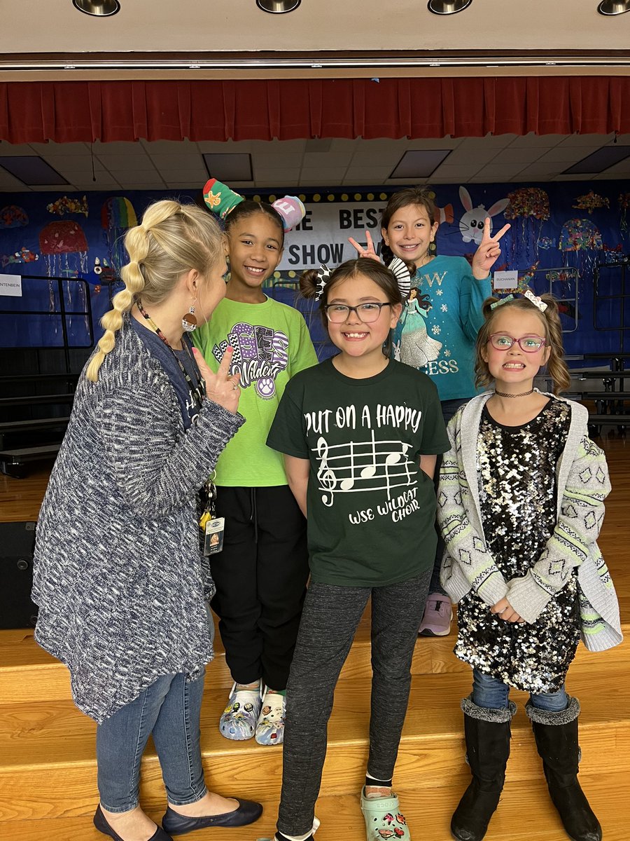 3rdwithDearing's tweet photo. We enjoyed crazy hair/sock day today!  @WSESWildcats #ReadAcrossAmerica2023 https://t.co/BTc9yoStgM