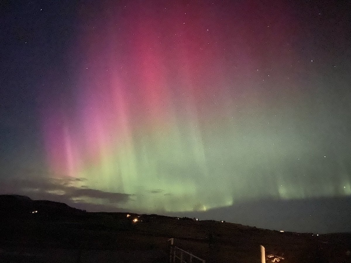 Pozophil's tweet photo. @aurorawatchuk Dunvegan, Isle of Skye at 21:09 https://t.co/6rE6vxLgLU