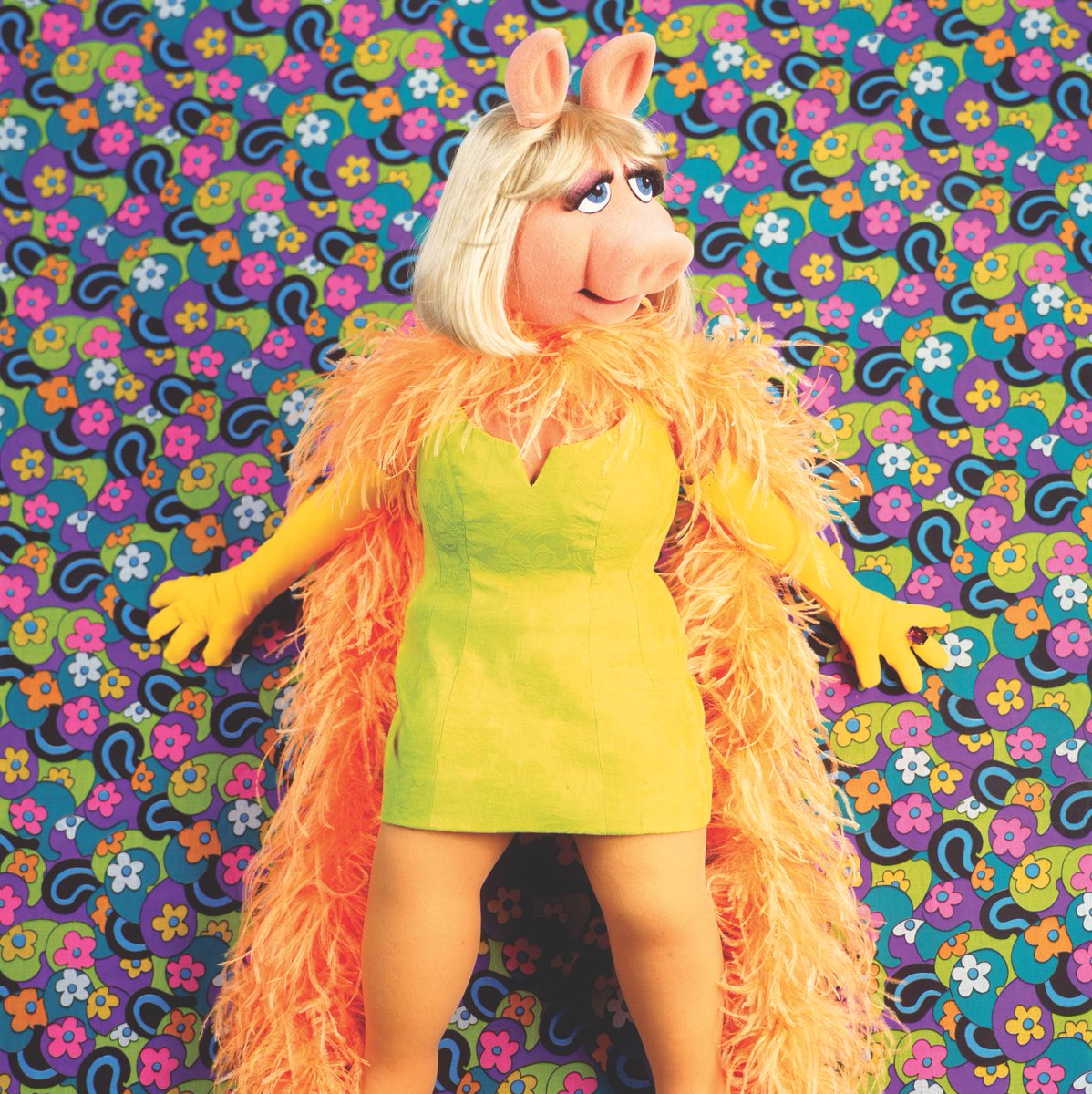 MissPiggy's tweet photo. It's nearly March, which means it's time to start busting out the Spring colors! Say ta-ta to drab winter wear and bonjour to stylish pastels, neons, and florals! https://t.co/J6j3b8eLJ6