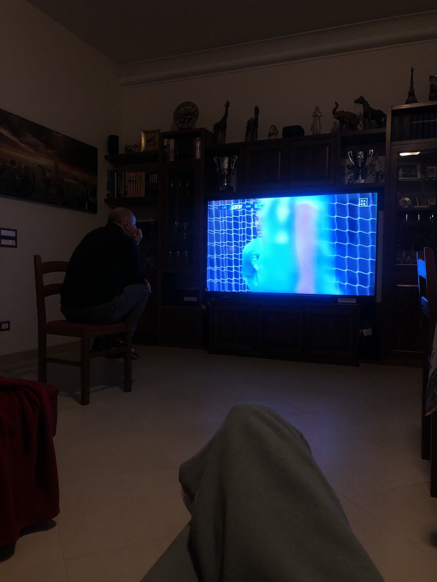 DeboraDAngelo3's tweet photo. La gravità della situazione è direttamente proporzionale alla vicinanza di mio padre dal televisore #LazioSamp #LazioSampdoria #Lazio https://t.co/TO8WB2TR9Z
