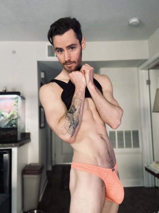 Tie me up? 😳 https://t.co/93YXg0aZs3