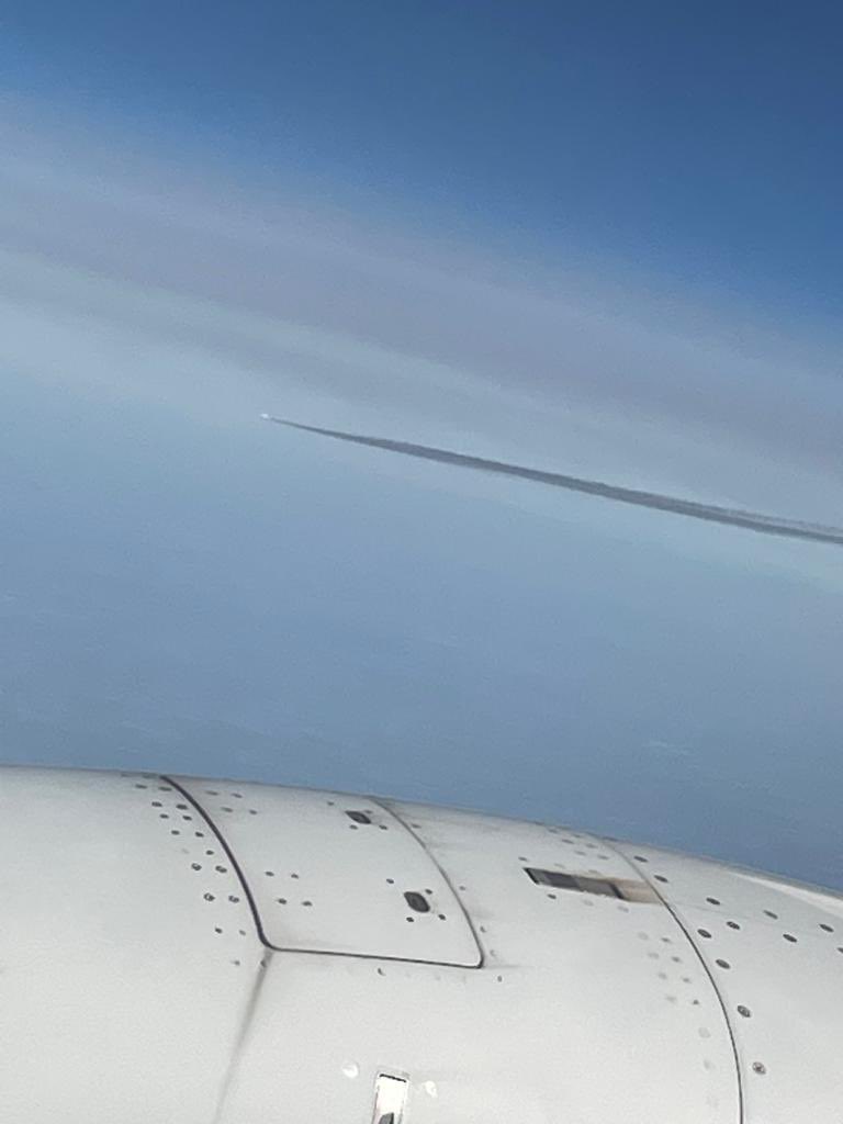 TrevorCrisp1's tweet photo. @ValaAfshar I saw exactly the same last Monday, a pilot friend of mine told me it’s just another plane turning. Or is it superman?? https://t.co/JSl0b10Slp