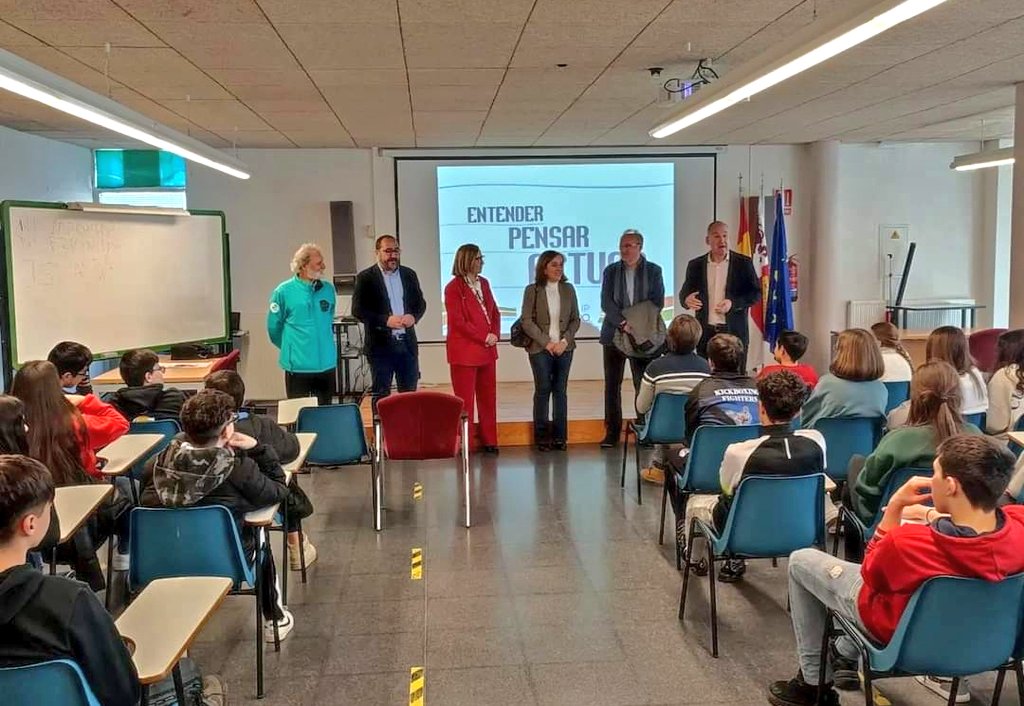 Tordesillas | Acompañamos a la presidenta de la <a href="/chd_duero/">Confederación Hidrográfica del Duero</a>, Mª Jesús la Fuente en su visita al <a href="/IESAlejandria/">IES Alejandría</a> de Tordesillas para apoyar el proyecto LIFE  IP DUERO 💦 en el que participa nuestro centro junto con otros centros de la provincia.
👉 web 🌐: lifeduero.eu ♻️