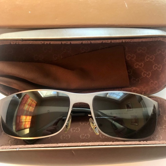 donna_peer's tweet photo. So good I had to share! Check out all the items I'm loving on @Poshmarkapp #poshmark #fashion #style #shopmycloset #touchstonecrystal #gucci: https://t.co/n3cJJBqhX2 https://t.co/kKjyNdlryV