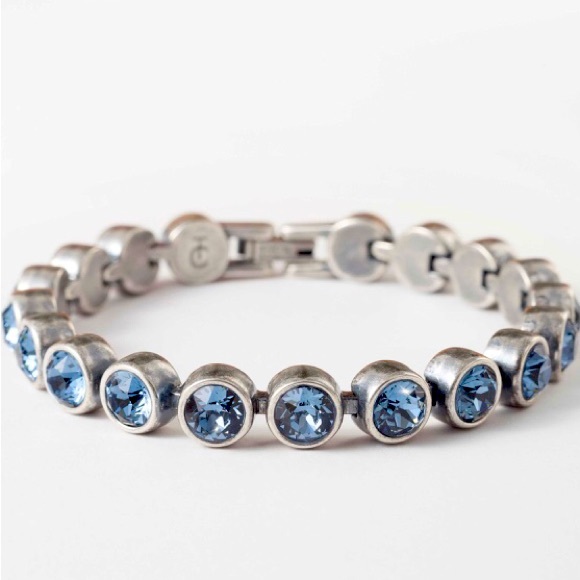 donna_peer's tweet photo. So good I had to share! Check out all the items I'm loving on @Poshmarkapp #poshmark #fashion #style #shopmycloset #touchstonecrystal #gucci: https://t.co/n3cJJBqhX2 https://t.co/kKjyNdlryV
