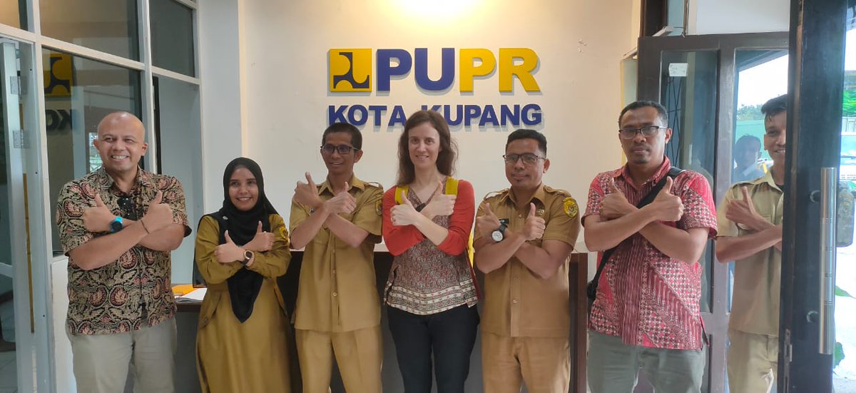 cricproject's tweet photo. Kupang City's Mayor and city's officials greeted us directly after receiving audiences from different members of the community. We also introduced the new sign: "Stop groundwater mining!" sign to promote sustainable use of water in the area. #cityforall  #CRICProject https://t.co/3i4WGfzCEh