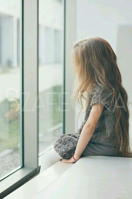 في كلّ مرة كنت أعرف وأشعر، أعرف وأُحب، أعرف وأجازف، أعرف وأتجاوز، أعرف وأخاف.
يختلف الشعور المصاحب لكن دائمًا كنت أعرف الحقيقة، والمعرفة جارحة.