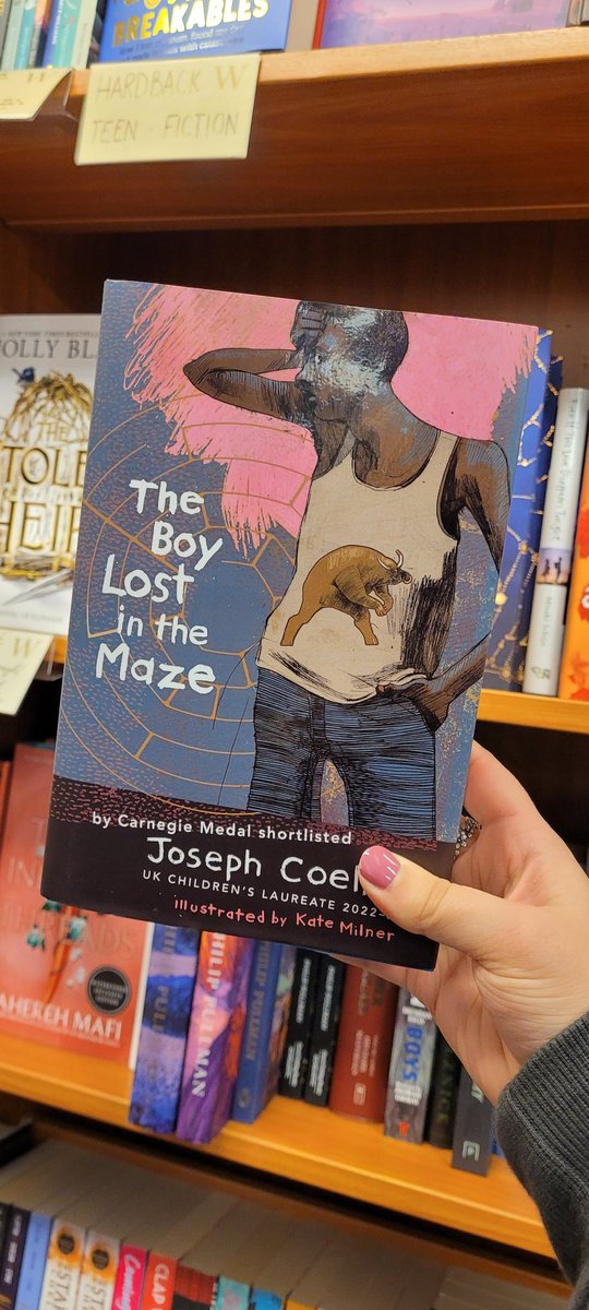 #TheBoyLostInTheMaze by Waterstones Children's Laureate @JosephACoelho and illustrated by @ABagForKatie spotted in @wstones_horsham just in time for #WorldBookDay on Thursday! Perfect for Greek mythology fans and poetry lovers aged 14+ 🏺

@bounce_wstones @bouncemarketing