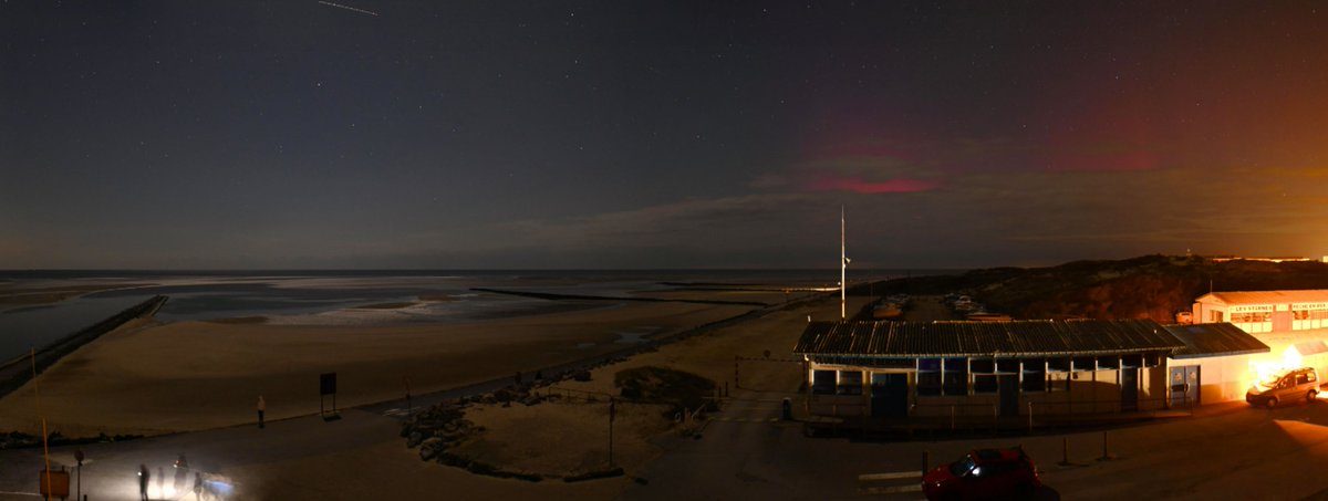 SergeZaka's tweet photo. [En direct - Aurores en cours en France]
Vers 22h, des aurores boréales sont de nouveau apparues dans le ciel français 
Elles sont visibles sur les webcam françaises @skaping depuis Berck, le Mont Blanc et Collet d'Allevard.
C'est juste magique 🥰 ! Partagez vos photos ! 👇 https://t.co/imIqNWUEa4