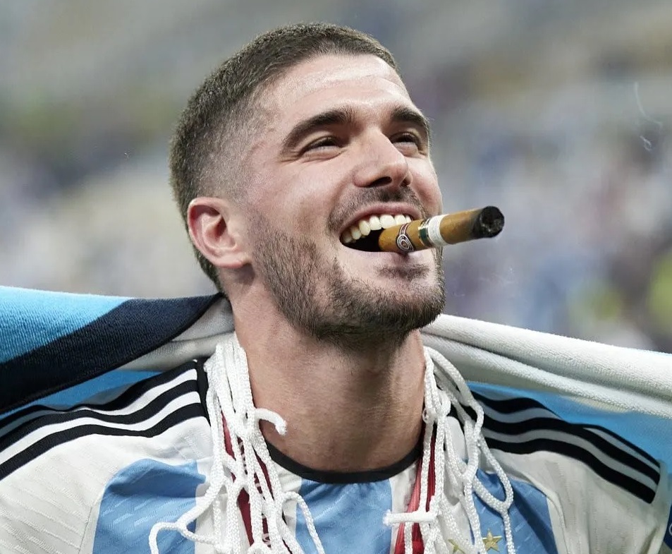 canaldeportv's tweet photo. ✅ Mejor jugador del mundo.

✅ Mejor entrenador del mundo.

✅ Mejor arquero del mundo.

✅ Mejor hinchada del mundo. 

🇦🇷 DISCULPE, ��FUEGO TIENE? 🚬

#TheBest país del mundo. https://t.co/iqEkfkOHHI