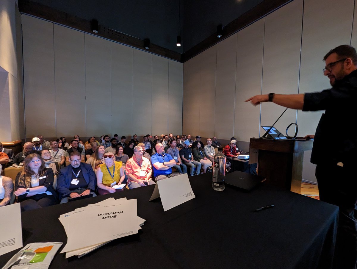 Packed room for <a href="/TopHatArsen/">Arsen Rabinovich</a>'s SEO Triage session at <a href="/Pubcon/">Pubcon</a> Austin. #SEO #pubcon