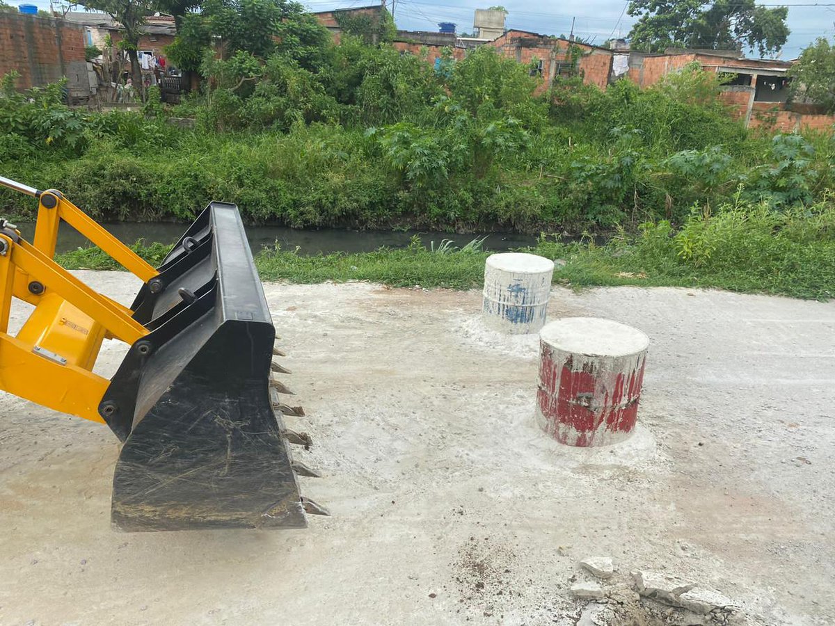 PMERJ's tweet image. O #21BPM, apoiado pela equipe de demolição #3ºCPA, realizou hoje a remoção de diversas barricadas na Comunidade do Dick, em São João de Meriti, na #Baixada Fluminense.

#PMERJ
#ServireProteger