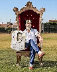 JeanBrunTV's tweet photo. ⚽️#OM 1991
«Eric #Cantona m’a dit un jour alors que je lui annonçais qu’il était remplaçant: On ne met pas Canto sur le banc.»
Raymond #Goethals a répondu: « Alors prends une chaise et assieds toi à côté » https://t.co/hGtDlvqLF8