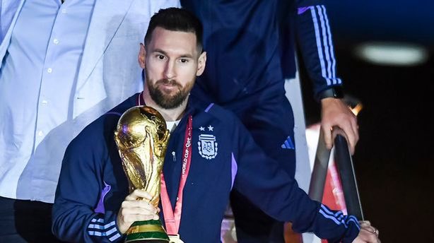 MediaParisien's tweet photo. Plus aucun être humain ne réalisera une carrière aussi complète que celle de Lionel Messi. Respect 👏🏽 https://t.co/JjGMJlaYE5