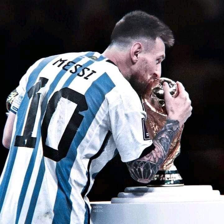 El mejor ejemplo que vas a poder darle a tus hijos. Perseverancia, humildad y talento. Por eso es el mejor de todos hace 15 años. Que sea argentino es el mayor regalo que nos dio Dios a todos nosotros. 

Lionel Messi, como siempre, ganador del premio al Mejor Jugador del Mundo.