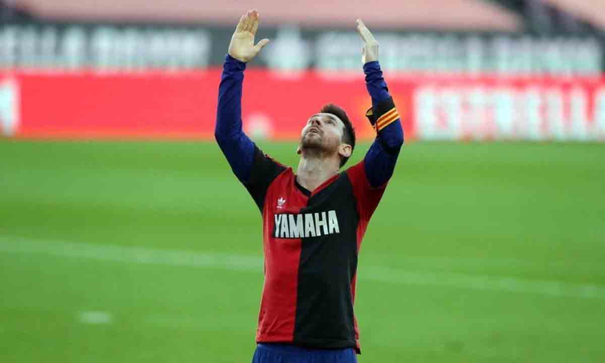CiudaLeprosa's tweet photo. ¿El mejor entrenador y el mejor jugando del mundo?, de Newell's. 

Una parte de la historia del fútbol se llama Newell's Old Boys. https://t.co/KFMe9FdPb3