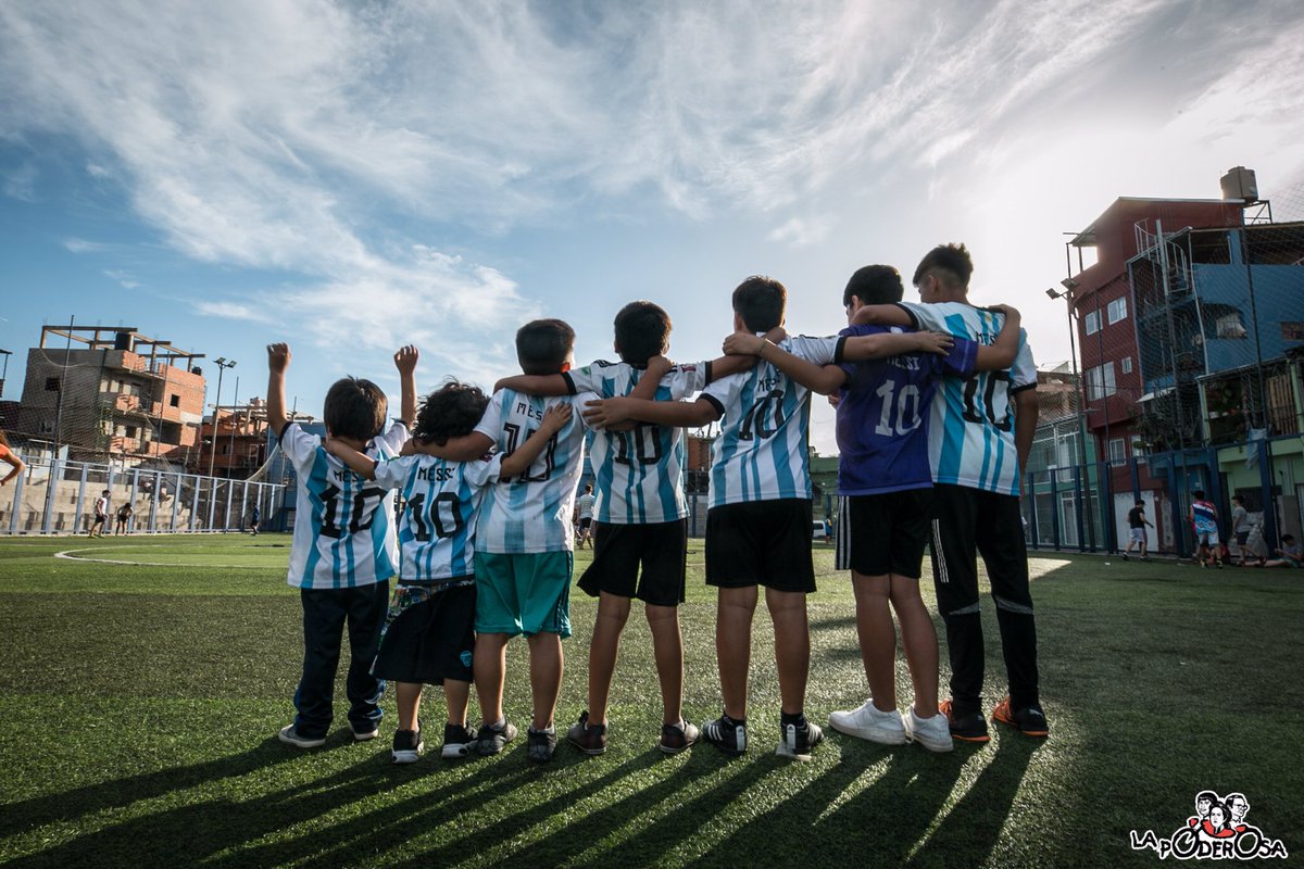 gargantapodero's tweet photo. El mejor jugador de la galaxia, el mejor arquero del planeta y el mejor entrenador del mundo, cayeron por casualidad, o causalidad, en nuestra tierra. Desde acá abajo, les respondimos a la altura. 

Acá está, acá la tienen, esta es la mejor hinchada. 🇦🇷 https://t.co/pZYMf34Ukq